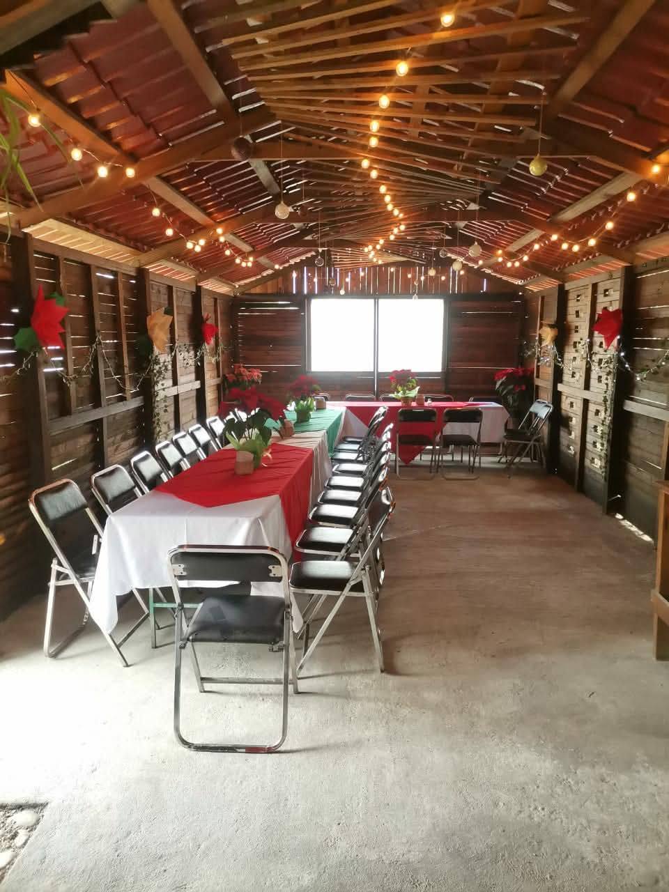 Interior de La Cabaña decorada para eventos con luces de bulbo